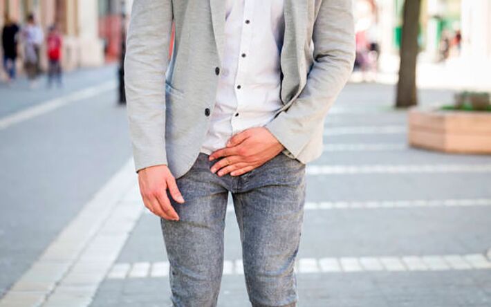 Un bărbat este îngrijorat de simptomele neplăcute ale prostatitei