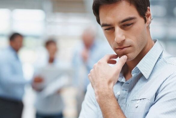 un bărbat se gândește să trateze prostatita bacteriană