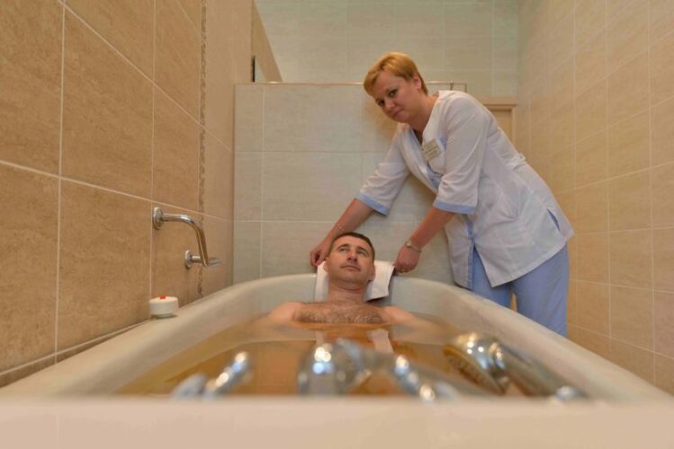 Făcând o baie de pin va ușura starea unui bărbat cu prostatită