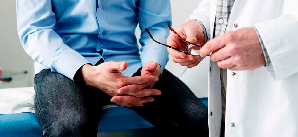 Un bărbat cu semne de prostatită ar trebui să consulte un urolog pentru tratament. 